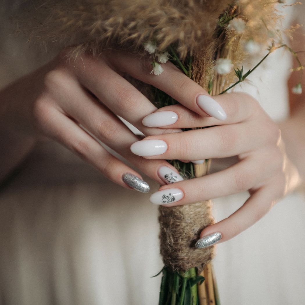 Manicure ślubny – kolory, kształty i zdobienia, które powinnaś rozważyć na swój ślub